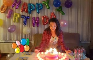 Duygu Gürcan Instagram - 'İyi ki var' dediğiniz insanlar biriktirin. Onlar; sizi mutlu etmek için nerede, ne şekilde olduğunuzu önemsemezler. Yüzünüzdeki gülümseme uğruna uykusuz kalır, mesafeler kateder, enerjilerini sonuna kadar yansıtırlar. Yüzümdeki mutluluk, şaşkınlık, heyecan tam da tarif ettiğim insanların eseri. @bburakakbass @tulingurcan @akbasberk @cihat_gurcan setten dönmemi beklemiş uykusuz kalmış olmalarına rağmen sabaha kadar doğum günü çocuğu olmamın ayrıcalığını sonuna kadar hissettirdiler. @suna.yuksel #sefaakbaş fiziken yanımda olamasalar da eksikliklerini hissettirmediler. Bitti mi? Hayır hala attığım her adımda bana özel hissettiriyorlar. İyi ki varsınız, hep var olun 😄😍