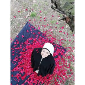 Duygu Gürcan Instagram - Canım Naime;
Uzun ve keyifli bir yolculuktu seninle olmak. 5 sezon, 4 sene. Tarihte var olduğunu bilmek büyük sorumluluktu. Dilerim yazılanı iyi oynayabilmiş, seni yeterince aktarabilmişimdir.
5 sezon çok fazla kişiyle tanıştım, çok fazla kişi dokundu hayatıma. İsimleri tek tek yazmam mümkün değil ancak ayrı ayrı teşekkür ederim bana kattıkları ve varlıkları için. Çok güzel başlayan bir hikayeydi benim için Payitaht Abdülhamid seti. Yine çok güzel uğurlandım güzel insanlar evinden.. Evdi, aileydi.. 
Başta @esfilmcomtr yapımcılarımız @yusufesenkal @serdarogretici ve @sbltn @seldagunsay 'a, bana bu güzel iş için aracılık eden sevgili menajerim @tuncayaltunoglu 'na, başta @uguruzunok olmak üzere diyaloglarıyla bize hayat veren senaristlerimize, bugüne kadar çalışma fırsatı bulduğum değerli yönetmenlerim @serdarakarresmi , @emrekonukk , @dukaraca , @volkankapkin , @sevkies , @ersinyucell 'e, görünmeyen kahramanlar olan kamera, ışık, ses, sanat, saç, makyaj, kostüm ekiplerine, oynamaktan çok keyif aldığım başta Bülent İnal olmak üzere tüm oyuncu arkadaşlarıma, yardımcı oyuncu arkadaşlara, bu güzel resimlere vesile olan @velicetinkayaa 'ya ve kahvemi hiç eksik etmeyen @kanarya.fb.ercan ve Necmi Abiye.. 
Ve buraya yazamadığım herkese ayrı ayrı minnettarlarımla.. 
Sürç-i lisan ettiysem affola 🙏🏻 
Hoşçakalın.. 🌸