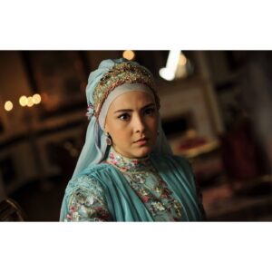 Duygu Gürcan Instagram - Canım Naime;
Uzun ve keyifli bir yolculuktu seninle olmak. 5 sezon, 4 sene. Tarihte var olduğunu bilmek büyük sorumluluktu. Dilerim yazılanı iyi oynayabilmiş, seni yeterince aktarabilmişimdir.
5 sezon çok fazla kişiyle tanıştım, çok fazla kişi dokundu hayatıma. İsimleri tek tek yazmam mümkün değil ancak ayrı ayrı teşekkür ederim bana kattıkları ve varlıkları için. Çok güzel başlayan bir hikayeydi benim için Payitaht Abdülhamid seti. Yine çok güzel uğurlandım güzel insanlar evinden.. Evdi, aileydi.. 
Başta @esfilmcomtr yapımcılarımız @yusufesenkal @serdarogretici ve @sbltn @seldagunsay 'a, bana bu güzel iş için aracılık eden sevgili menajerim @tuncayaltunoglu 'na, başta @uguruzunok olmak üzere diyaloglarıyla bize hayat veren senaristlerimize, bugüne kadar çalışma fırsatı bulduğum değerli yönetmenlerim @serdarakarresmi , @emrekonukk , @dukaraca , @volkankapkin , @sevkies , @ersinyucell 'e, görünmeyen kahramanlar olan kamera, ışık, ses, sanat, saç, makyaj, kostüm ekiplerine, oynamaktan çok keyif aldığım başta Bülent İnal olmak üzere tüm oyuncu arkadaşlarıma, yardımcı oyuncu arkadaşlara, bu güzel resimlere vesile olan @velicetinkayaa 'ya ve kahvemi hiç eksik etmeyen @kanarya.fb.ercan ve Necmi Abiye.. 
Ve buraya yazamadığım herkese ayrı ayrı minnettarlarımla.. 
Sürç-i lisan ettiysem affola 🙏🏻 
Hoşçakalın.. 🌸