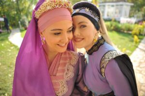 Duygu Gürcan Instagram - Siz bizi ekranda hep çatışırken gördünüz, ama biz kamera arkasında çok eğlendik 😏 Sezon boyunca emeği geçen herkesin eline sağlık 🙏  53 bölüm bizi yalnız bırakmadığınız için teşekkür ederiz. Bu akşam #sezonfinali mize bekliyoruz. Görüşmek üzere 🙋 #payitahtabdülhamid #hatice #naime