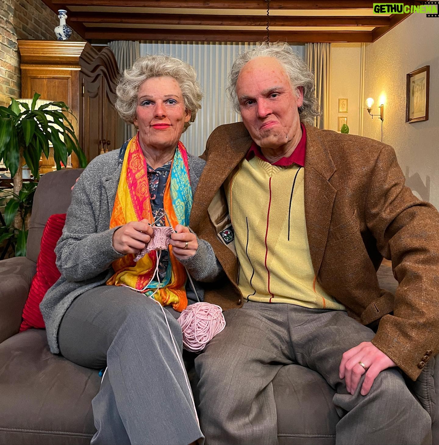 Dylan Haegens - 16.4K Likes - Vier uur in de visagie zitten, maar wat was het ‘t waard. Voor onze nieuwe TOP 10 zijn we omgetoverd tot opa en oma. Check ‘m nu op YouTube. 👵👴