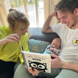 Dylan Haegens Instagram - 2023 in een woord: nieuw. 

Er zijn zoveel nieuwe dingen voorbij gekomen in ons leven. Nieuw huis gekocht, nieuwe film, nieuwe auto, nieuw stripboek, nieuw haar, maar het aller belangrijkste en mooiste uit 2023: een nieuw leven. Kleine Nami is geboren in april. 

Door al deze grote nieuwe dingen in ons leven is voor het eerst mijn werk en dus ook mijn social media helemaal achteraan komen te staan. Veel minder tijd en ruimte gehad om content te bedenken & maken, maar dat was het wel allemaal waard. Hier een korte uitleg van een aantal van mijn favoriete foto’s van het afgelopen jaar: 

1: Nami is hier twee maanden oud en we lezen haar zoveel mogelijk boekjes voor. Niet helemaal chronologisch deze foto vooraan, maar vond deze leuk om mee te beginnen. 🙃
2: Tijdens de zwangerschap kwam opeens alles tegelijk, we kochten een nieuw huis en ook een nieuwe familie auto. 
3: Het mooiste moment uit ons leven. De bevalling van onze dochter. Hier was Nami net een paar uur oud. 
4: Mijn vader en moeder die voor het eerst opa en oma zijn geworden. ❤️
5: Voor het eerste onze kleine baby laten zien aan het team op kantoor.
6: Gewoon omdat dit zo’n mooie foto van mijn dames is 😍
7: Nami is in een vrij bewogen leven terecht gekomen. We nemen haar mee naar zoveel mogelijk plekken en het voordeel is, dat wil ze zelf ook. Hoe meer ze kan doen en zien hoe beter (van wie zal ze het toch hebben) dit was een foto tijdens onze roadtrip naar Italië. Ik zou wel 100 foto’s in deze lijst kunnen zetten van die trip. 
8: Vader en dochter. 
9: Aan het einde van het jaar ben ik omgetoverd tot Snotman voor een nieuwe bioscoopfilm die we nu aan het maken zijn. 
10: Voor het eerst kerst vieren met de kleine en onze families. Magisch. 

Geen idee wat 2024 ons gaat brengen, maar we gaan sowieso van iedere dag genieten.