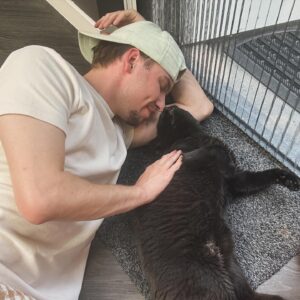 Dylan Haegens Instagram - Doeidoei kleine grote vriend 🤍💫 ik ga je enorm missen. Ik hoop dat ze veel lekkere zalm hebben in de kattenhemel.