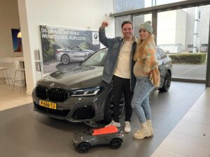 Dylan Haegens Instagram - 2023 in een woord: nieuw. 

Er zijn zoveel nieuwe dingen voorbij gekomen in ons leven. Nieuw huis gekocht, nieuwe film, nieuwe auto, nieuw stripboek, nieuw haar, maar het aller belangrijkste en mooiste uit 2023: een nieuw leven. Kleine Nami is geboren in april. 

Door al deze grote nieuwe dingen in ons leven is voor het eerst mijn werk en dus ook mijn social media helemaal achteraan komen te staan. Veel minder tijd en ruimte gehad om content te bedenken & maken, maar dat was het wel allemaal waard. Hier een korte uitleg van een aantal van mijn favoriete foto’s van het afgelopen jaar: 

1: Nami is hier twee maanden oud en we lezen haar zoveel mogelijk boekjes voor. Niet helemaal chronologisch deze foto vooraan, maar vond deze leuk om mee te beginnen. 🙃
2: Tijdens de zwangerschap kwam opeens alles tegelijk, we kochten een nieuw huis en ook een nieuwe familie auto. 
3: Het mooiste moment uit ons leven. De bevalling van onze dochter. Hier was Nami net een paar uur oud. 
4: Mijn vader en moeder die voor het eerst opa en oma zijn geworden. ❤️
5: Voor het eerste onze kleine baby laten zien aan het team op kantoor.
6: Gewoon omdat dit zo’n mooie foto van mijn dames is 😍
7: Nami is in een vrij bewogen leven terecht gekomen. We nemen haar mee naar zoveel mogelijk plekken en het voordeel is, dat wil ze zelf ook. Hoe meer ze kan doen en zien hoe beter (van wie zal ze het toch hebben) dit was een foto tijdens onze roadtrip naar Italië. Ik zou wel 100 foto’s in deze lijst kunnen zetten van die trip. 
8: Vader en dochter. 
9: Aan het einde van het jaar ben ik omgetoverd tot Snotman voor een nieuwe bioscoopfilm die we nu aan het maken zijn. 
10: Voor het eerst kerst vieren met de kleine en onze families. Magisch. 

Geen idee wat 2024 ons gaat brengen, maar we gaan sowieso van iedere dag genieten.