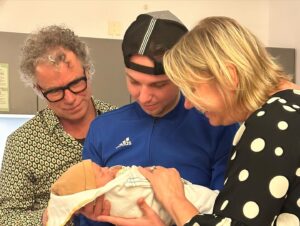 Dylan Haegens Instagram - 2023 in een woord: nieuw. 

Er zijn zoveel nieuwe dingen voorbij gekomen in ons leven. Nieuw huis gekocht, nieuwe film, nieuwe auto, nieuw stripboek, nieuw haar, maar het aller belangrijkste en mooiste uit 2023: een nieuw leven. Kleine Nami is geboren in april. 

Door al deze grote nieuwe dingen in ons leven is voor het eerst mijn werk en dus ook mijn social media helemaal achteraan komen te staan. Veel minder tijd en ruimte gehad om content te bedenken & maken, maar dat was het wel allemaal waard. Hier een korte uitleg van een aantal van mijn favoriete foto’s van het afgelopen jaar: 

1: Nami is hier twee maanden oud en we lezen haar zoveel mogelijk boekjes voor. Niet helemaal chronologisch deze foto vooraan, maar vond deze leuk om mee te beginnen. 🙃
2: Tijdens de zwangerschap kwam opeens alles tegelijk, we kochten een nieuw huis en ook een nieuwe familie auto. 
3: Het mooiste moment uit ons leven. De bevalling van onze dochter. Hier was Nami net een paar uur oud. 
4: Mijn vader en moeder die voor het eerst opa en oma zijn geworden. ❤️
5: Voor het eerste onze kleine baby laten zien aan het team op kantoor.
6: Gewoon omdat dit zo’n mooie foto van mijn dames is 😍
7: Nami is in een vrij bewogen leven terecht gekomen. We nemen haar mee naar zoveel mogelijk plekken en het voordeel is, dat wil ze zelf ook. Hoe meer ze kan doen en zien hoe beter (van wie zal ze het toch hebben) dit was een foto tijdens onze roadtrip naar Italië. Ik zou wel 100 foto’s in deze lijst kunnen zetten van die trip. 
8: Vader en dochter. 
9: Aan het einde van het jaar ben ik omgetoverd tot Snotman voor een nieuwe bioscoopfilm die we nu aan het maken zijn. 
10: Voor het eerst kerst vieren met de kleine en onze families. Magisch. 

Geen idee wat 2024 ons gaat brengen, maar we gaan sowieso van iedere dag genieten.