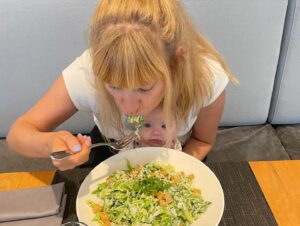 Dylan Haegens Instagram - 2023 in een woord: nieuw. 

Er zijn zoveel nieuwe dingen voorbij gekomen in ons leven. Nieuw huis gekocht, nieuwe film, nieuwe auto, nieuw stripboek, nieuw haar, maar het aller belangrijkste en mooiste uit 2023: een nieuw leven. Kleine Nami is geboren in april. 

Door al deze grote nieuwe dingen in ons leven is voor het eerst mijn werk en dus ook mijn social media helemaal achteraan komen te staan. Veel minder tijd en ruimte gehad om content te bedenken & maken, maar dat was het wel allemaal waard. Hier een korte uitleg van een aantal van mijn favoriete foto’s van het afgelopen jaar: 

1: Nami is hier twee maanden oud en we lezen haar zoveel mogelijk boekjes voor. Niet helemaal chronologisch deze foto vooraan, maar vond deze leuk om mee te beginnen. 🙃
2: Tijdens de zwangerschap kwam opeens alles tegelijk, we kochten een nieuw huis en ook een nieuwe familie auto. 
3: Het mooiste moment uit ons leven. De bevalling van onze dochter. Hier was Nami net een paar uur oud. 
4: Mijn vader en moeder die voor het eerst opa en oma zijn geworden. ❤️
5: Voor het eerste onze kleine baby laten zien aan het team op kantoor.
6: Gewoon omdat dit zo’n mooie foto van mijn dames is 😍
7: Nami is in een vrij bewogen leven terecht gekomen. We nemen haar mee naar zoveel mogelijk plekken en het voordeel is, dat wil ze zelf ook. Hoe meer ze kan doen en zien hoe beter (van wie zal ze het toch hebben) dit was een foto tijdens onze roadtrip naar Italië. Ik zou wel 100 foto’s in deze lijst kunnen zetten van die trip. 
8: Vader en dochter. 
9: Aan het einde van het jaar ben ik omgetoverd tot Snotman voor een nieuwe bioscoopfilm die we nu aan het maken zijn. 
10: Voor het eerst kerst vieren met de kleine en onze families. Magisch. 

Geen idee wat 2024 ons gaat brengen, maar we gaan sowieso van iedere dag genieten.