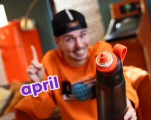Dylan Haegens Instagram - Sorry. Toch geen tosti pod 😅, maar om het goed te maken een kortingscode bij air up. Gebruik TOSTI voor 10% korting 🙃 (Ik krijg het er ooit nog wel doorheen hoor. Er komt een dag dat we tosti’s zullen drinken) #ad