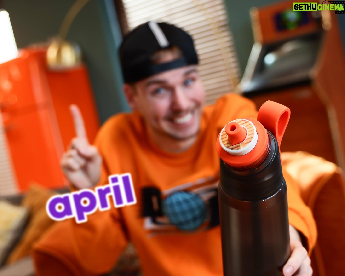 Dylan Haegens - 15.9K Likes - Sorry. Toch geen tosti pod 😅, maar om het goed te maken een kortingscode bij air up. Gebruik TOSTI voor 10% korting 🙃 (Ik krijg het er ooit nog wel doorheen hoor. Er komt een dag dat we tosti’s zullen drinken) #ad