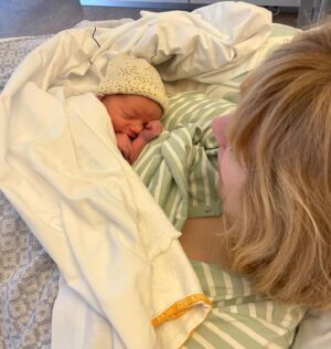 Dylan Haegens Instagram - NAMI - 8 APRIL 2023

Afgelopen zaterdagochtend om 04:30 uur is onze dochter Nami (Golf in het Japans) geboren. En wauw, we wisten niet dat de liefde zo intens kon zijn ♥️

Met 2675 gram was ze wat kleiner dan verwacht maar ze doet het zo ontzettend goed! 

En even wat uitleg over haar naam: 
Toen we elkaar ontmoetten kwamen we erachter dat onze namen een zelfde soort betekenis hadden. Dylan betekent zoon van de zee en Marit dochter van de zee. En nu is onze lieve Nami de golf die wij samen hebben voortgebracht.

Wij gaan de komende weken even genieten van deze liefdesbubbel.