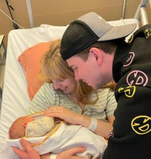 Dylan Haegens Instagram - NAMI - 8 APRIL 2023

Afgelopen zaterdagochtend om 04:30 uur is onze dochter Nami (Golf in het Japans) geboren. En wauw, we wisten niet dat de liefde zo intens kon zijn ♥️

Met 2675 gram was ze wat kleiner dan verwacht maar ze doet het zo ontzettend goed! 

En even wat uitleg over haar naam: 
Toen we elkaar ontmoetten kwamen we erachter dat onze namen een zelfde soort betekenis hadden. Dylan betekent zoon van de zee en Marit dochter van de zee. En nu is onze lieve Nami de golf die wij samen hebben voortgebracht.

Wij gaan de komende weken even genieten van deze liefdesbubbel.