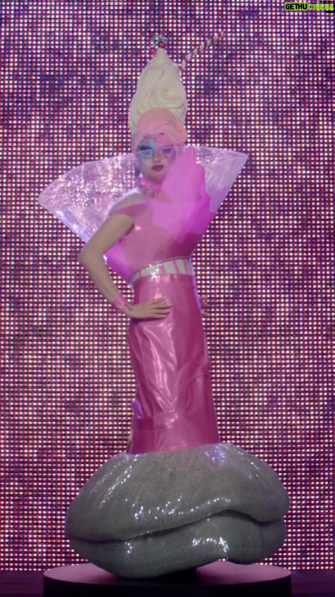 Dylan Haegens - 16K Likes - 5 uur lang stilzitten en 10 liter make-up op mijn smoel. Maar wat een ervaring was dit zeg🥤