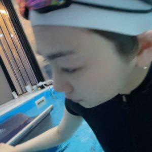 EJ Instagram - 네 번째 사진의 왼쪽분을 봐주시겠어요?