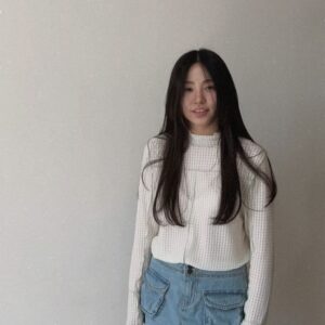 EJ Instagram - 🪞✨
나는 나를 종이로 만든지 모르고 난로 가까이서 춤을 춘다.