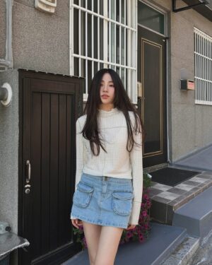 EJ Instagram - 🪞✨
나는 나를 종이로 만든지 모르고 난로 가까이서 춤을 춘다.