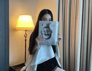 EJ Instagram - 나는 가끔 책을 거꾸로 읽는다.