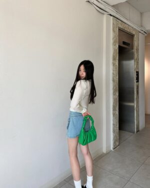 EJ Instagram - 🪞✨
나는 나를 종이로 만든지 모르고 난로 가까이서 춤을 춘다.