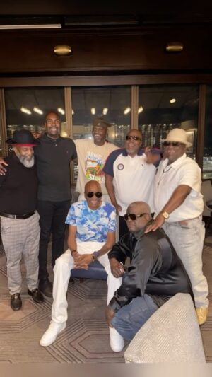 Earthquake Instagram - 🙌🏾
Home with my brothers, celebrating the strongest 🦾  man I know. 
My "BIG" brother 🤜🏾♾️🤛🏾 
HAPPY BIRTHDAY 🎉🎁 🎊