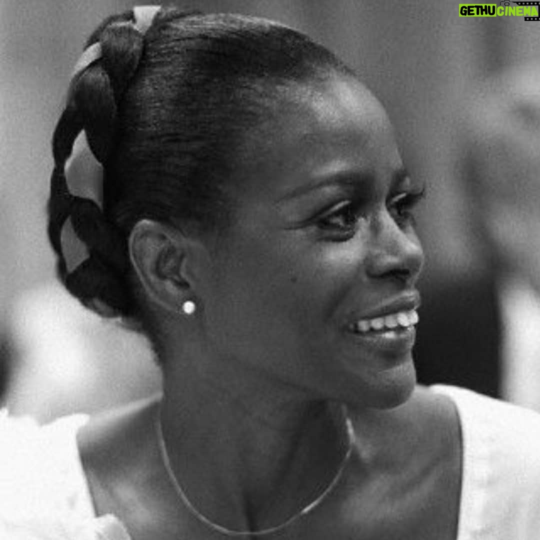 Ebonée Noel - 1K Likes - Queen... I actually don't have the words for what you meant to me. Thank you for 96 years of showing us how to dream.
#CicelyTyson