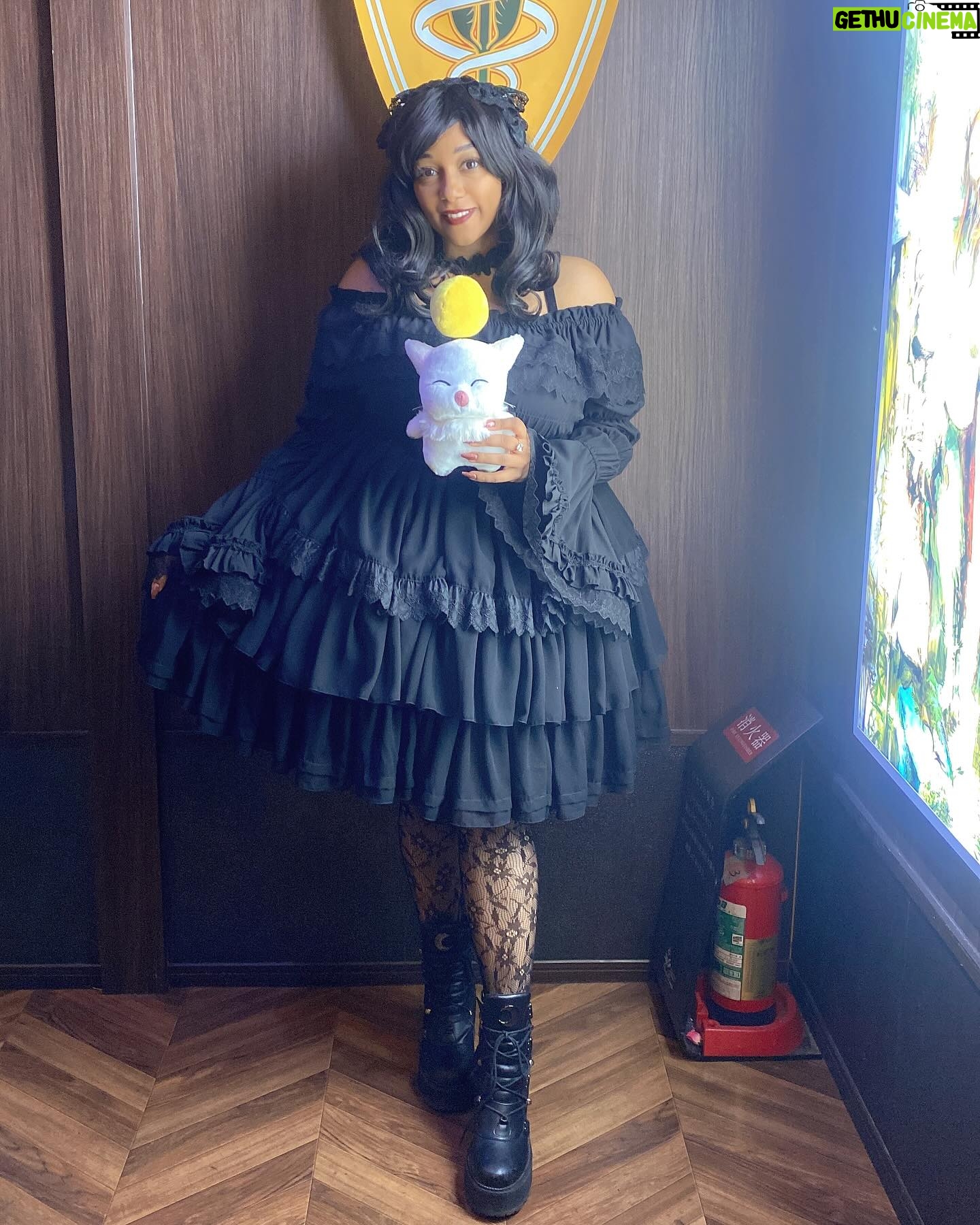 Ebony Bowens - 213 Likes - My happy place is the Eorzea Cafe 🥰 Can’t wait for FFXIV Dawntrail to release soon! Wearing @atelier_pierrot 🖤
#eglcommunity #eglfashion #gothlolita #blacklolita #plussizelolita #atelierpierrot #harajukufashion #ロリータ #ロリータファッション #ゴシックロリータ #プラスサイズロリータ #アトリエピエロ #ffxiv #eorzeacafe #ff14 #moogle #モーグリ