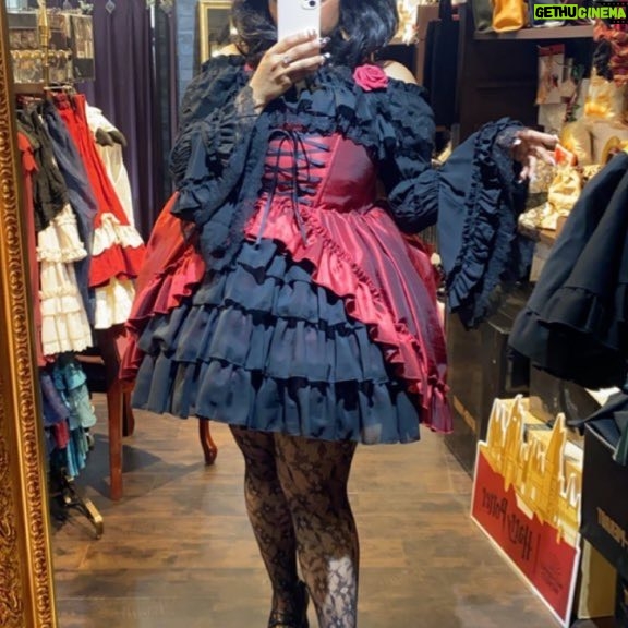 Ebony Bowens - 0.9K Likes - It’s the effort coming from a genuine place and actually caring about the plus sized lolita community for me 🖤
#eglcommunity #eglfashion #gothlolita #blacklolita #plussizelolita #atelierpierrot #harajukufashion #ロリータ #ロリータファッション #ゴシックロリータ #プラスサイズロリータ #アトリエピエロ
