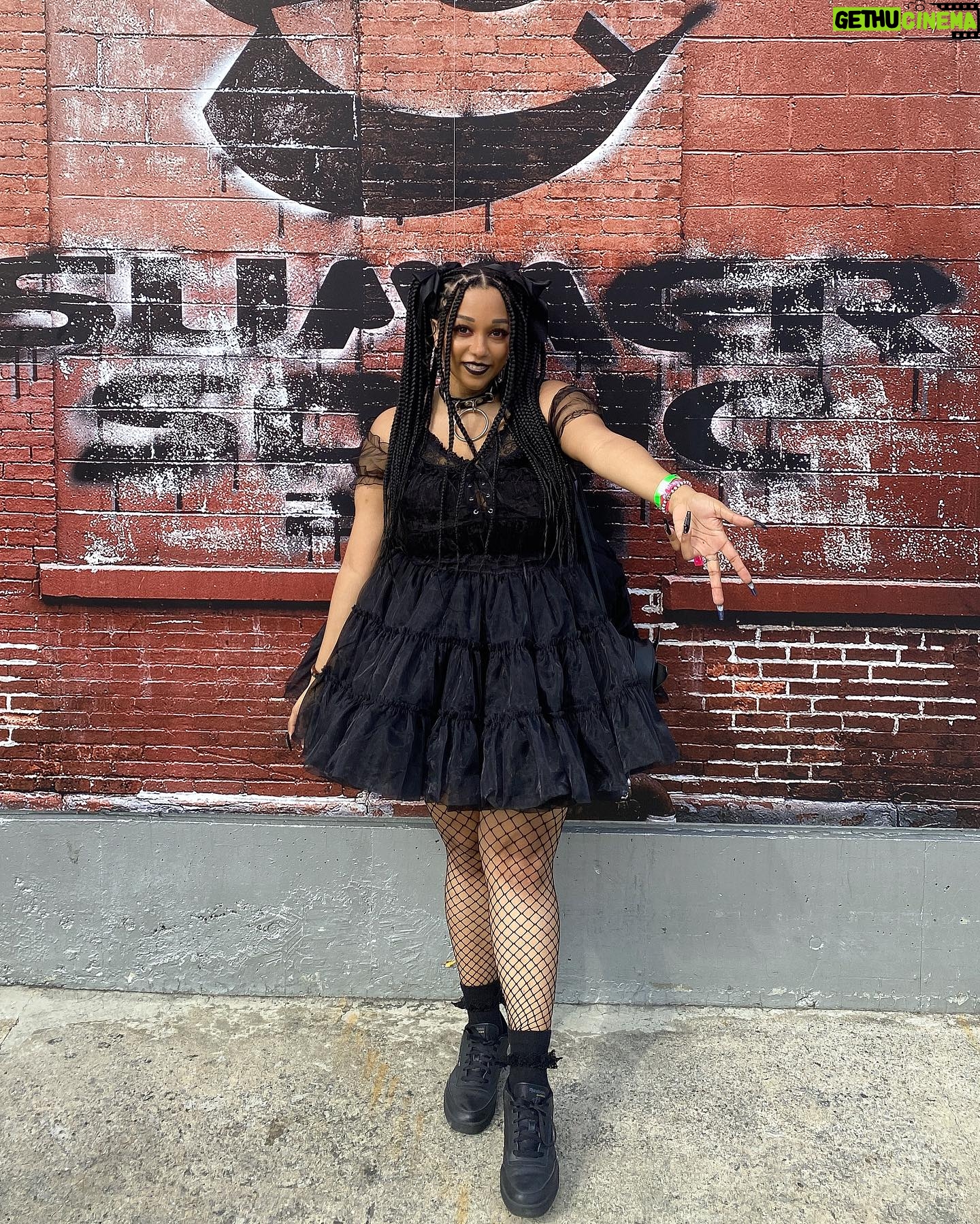 Ebony Bowens - 252 Likes - サマソニコーデ🎶🖤
永遠にBABYMETAL大好き🦊🤘🏽
Summer Sonic coord that was veryyyyy BABYMETAL inspired but like, more gothy ♥️