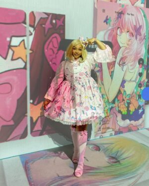 Ebony Bowens Instagram - In a manga world with Oshi No Ko 🌟 @shueishaxr 🌟
Got photobombed by a new friend 👦🏻✨😂

#OSHINOKO #推しの子 #MANGADIVE #マンガダイブ #YOASOBI #IDOL #アイドル #集英社XR #集英社 #japan #tokyo #anime #manga #blackinjapan #eglcommunity #blacklolita #angelicpretty
