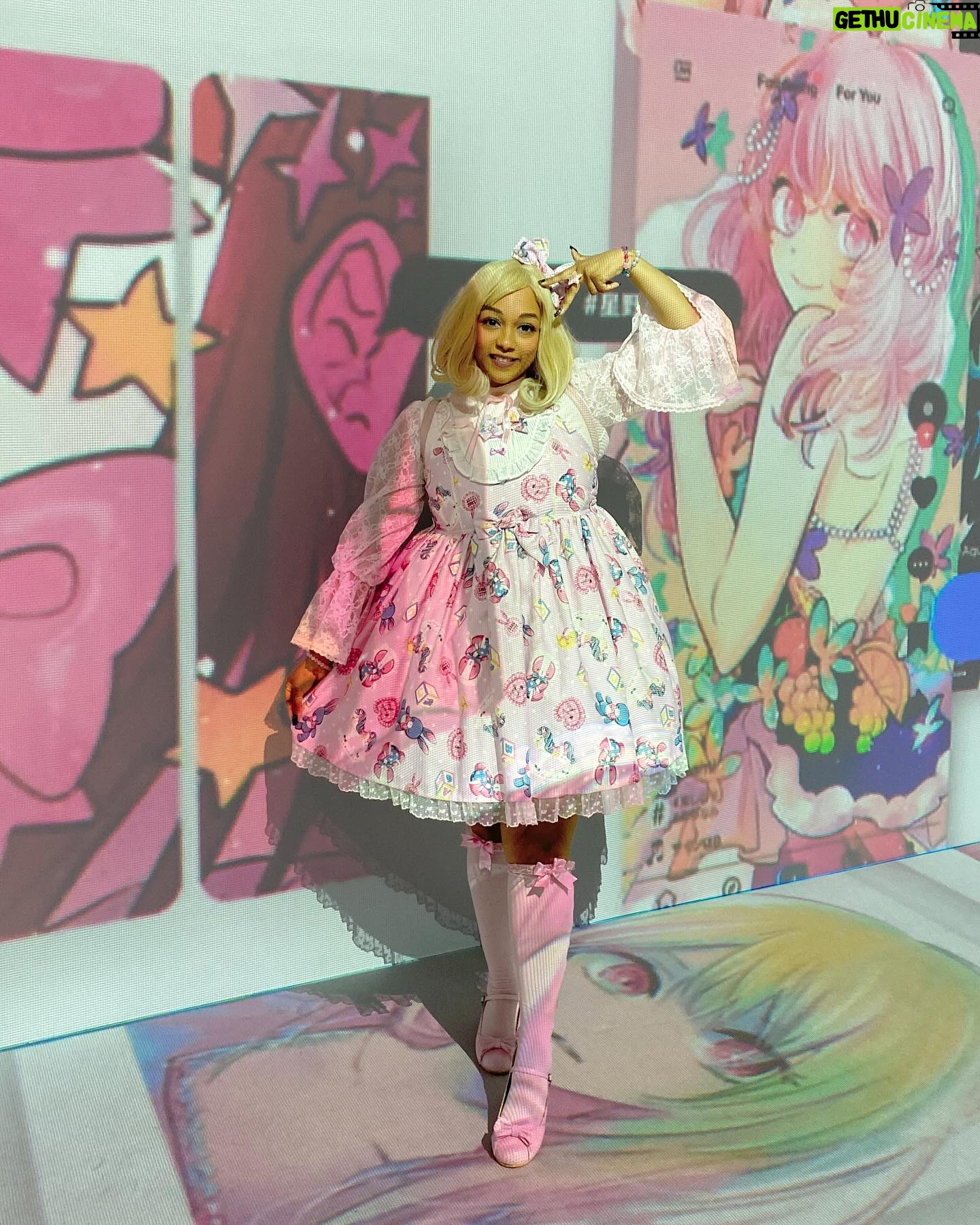 Ebony Bowens - 266 Likes - In a manga world with Oshi No Ko 🌟 @shueishaxr 🌟
Got photobombed by a new friend 👦🏻✨😂
#OSHINOKO #推しの子 #MANGADIVE #マンガダイブ #YOASOBI #IDOL #アイドル #集英社XR #集英社 #japan #tokyo #anime #manga #blackinjapan #eglcommunity #blacklolita #angelicpretty