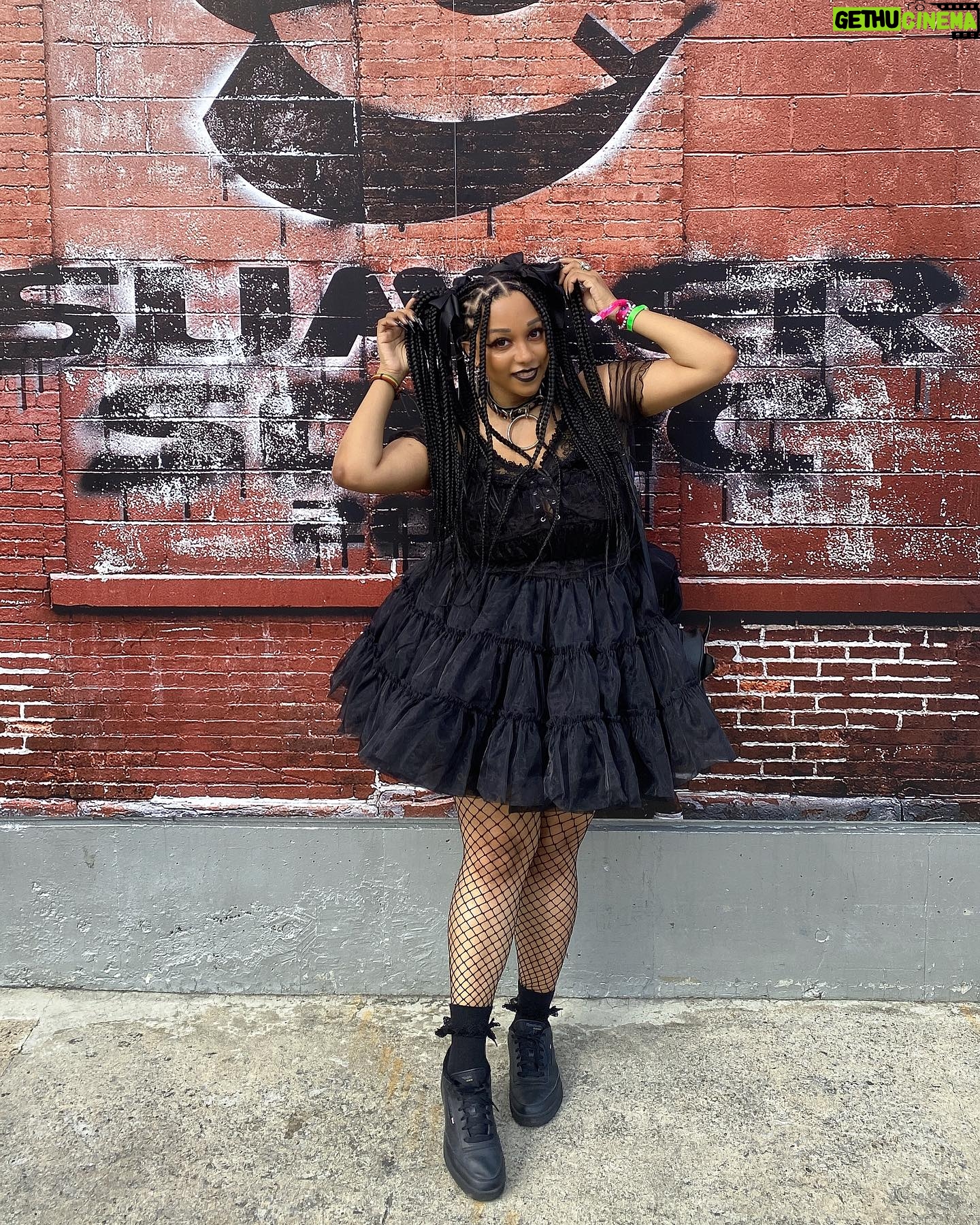 Ebony Bowens - 252 Likes - サマソニコーデ🎶🖤
永遠にBABYMETAL大好き🦊🤘🏽
Summer Sonic coord that was veryyyyy BABYMETAL inspired but like, more gothy ♥️