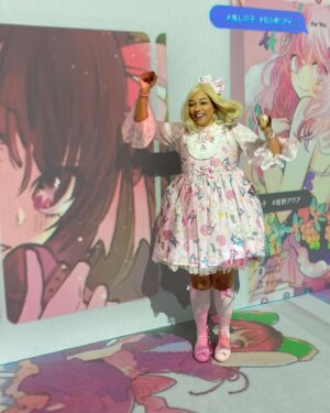 Ebony Bowens Instagram - In a manga world with Oshi No Ko 🌟 @shueishaxr 🌟
Got photobombed by a new friend 👦🏻✨😂

#OSHINOKO #推しの子 #MANGADIVE #マンガダイブ #YOASOBI #IDOL #アイドル #集英社XR #集英社 #japan #tokyo #anime #manga #blackinjapan #eglcommunity #blacklolita #angelicpretty