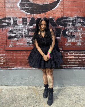 Ebony Bowens Instagram - サマソニコーデ🎶🖤
永遠にBABYMETAL大好き🦊🤘🏽
Summer Sonic coord that was veryyyyy BABYMETAL inspired but like, more gothy ♥️
