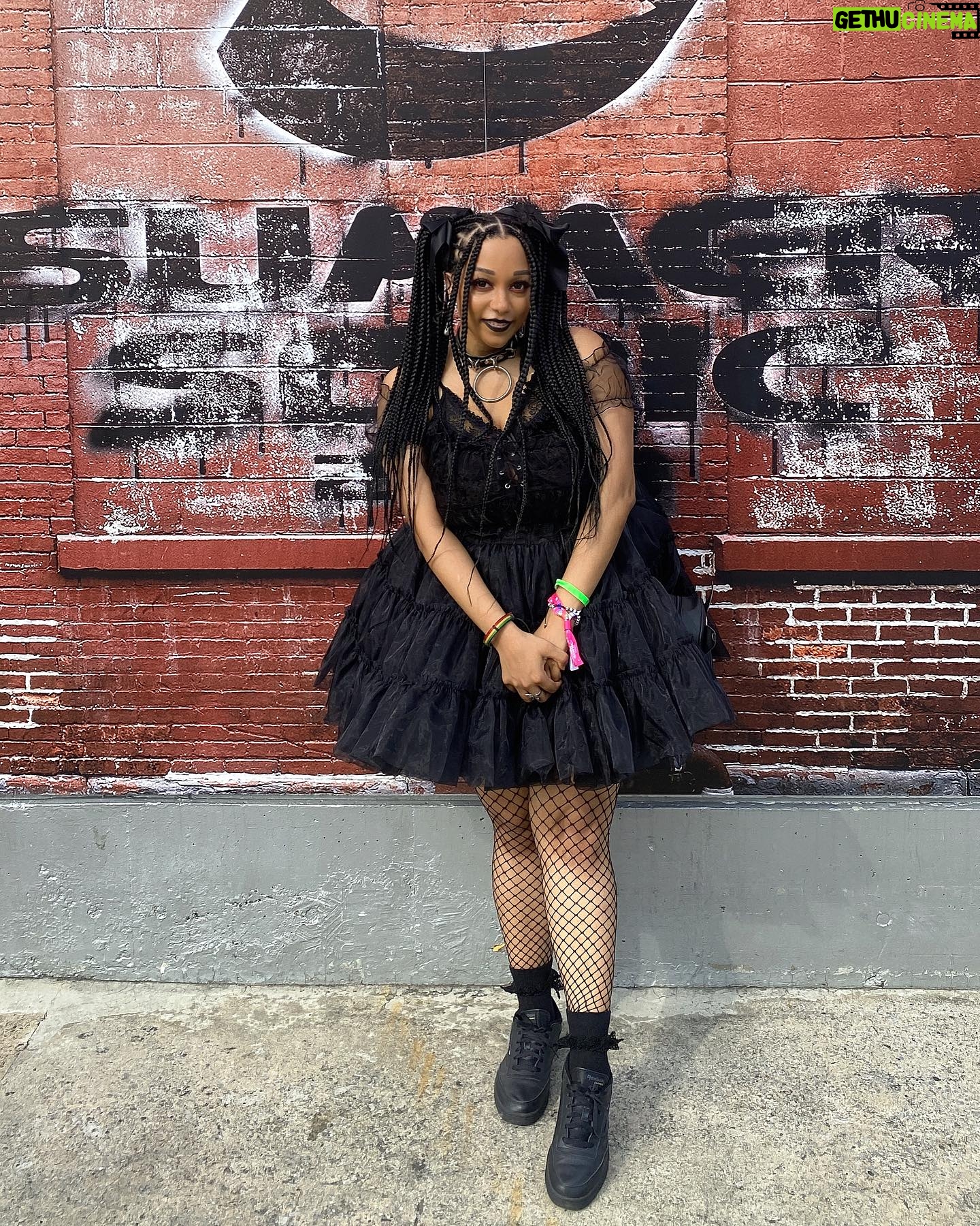 Ebony Bowens - 252 Likes - サマソニコーデ🎶🖤
永遠にBABYMETAL大好き🦊🤘🏽
Summer Sonic coord that was veryyyyy BABYMETAL inspired but like, more gothy ♥️