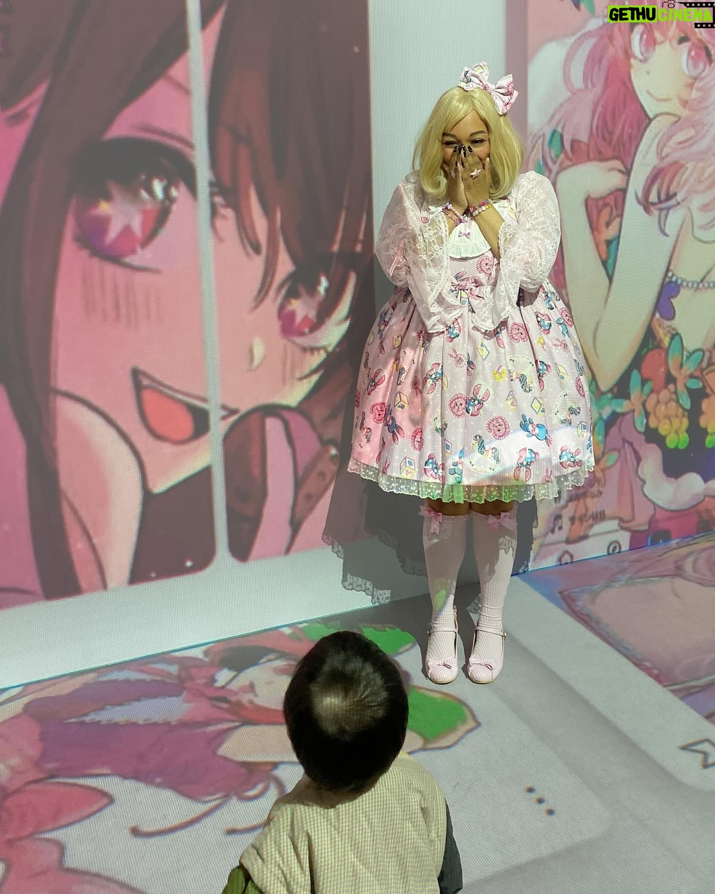 Ebony Bowens - 266 Likes - In a manga world with Oshi No Ko 🌟 @shueishaxr 🌟
Got photobombed by a new friend 👦🏻✨😂
#OSHINOKO #推しの子 #MANGADIVE #マンガダイブ #YOASOBI #IDOL #アイドル #集英社XR #集英社 #japan #tokyo #anime #manga #blackinjapan #eglcommunity #blacklolita #angelicpretty