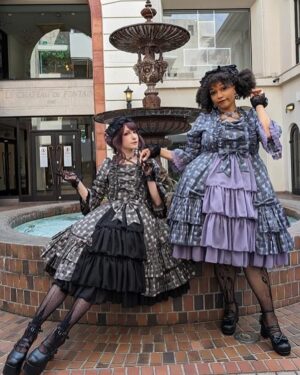 Ebony Bowens Instagram - Twinning photo shoot for @atelier_pierrot 💜🖤 

#eglcommunity #eglfashion #gothlolita #blacklolita #plussizelolita #atelierpierrot #harajukufashion #ロリータ #ロリータファッション #ゴシックロリータ #プラスサイズロリータ #アトリエピエロ