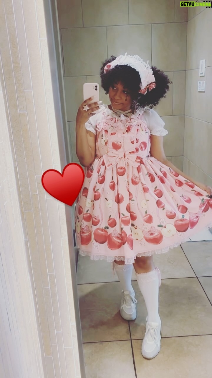 Ebony Bowens - 519 Likes - Commuting on foot around Tokyo for more than 40 min definitely calls for sneakers 👟🎀 Sometimes I choose to comfort. Sometimes 😂
#eglcommunity #babythestarshinebright #kawaiifashion #blacklolita #jfashion #eglfashion #sweetlolitafashion #lolitasofinstagram #plussizelolita