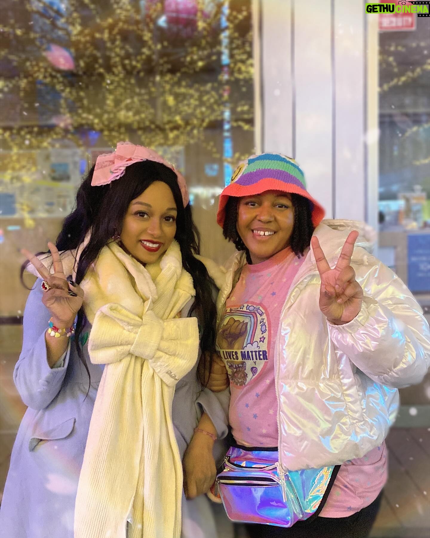 Ebony Bowens - 274 Likes - Finally met this angel in person and omg she was the sweetest 💕 Such a hardworking performer, idol, singer, amazing person! Go support her music right nowww 🔥 @galaxygirlpaida.official 💜🩷
#japan #tokyo #idol #music #singer #blackinjapan #jfashion #blacklolita #kawaii
