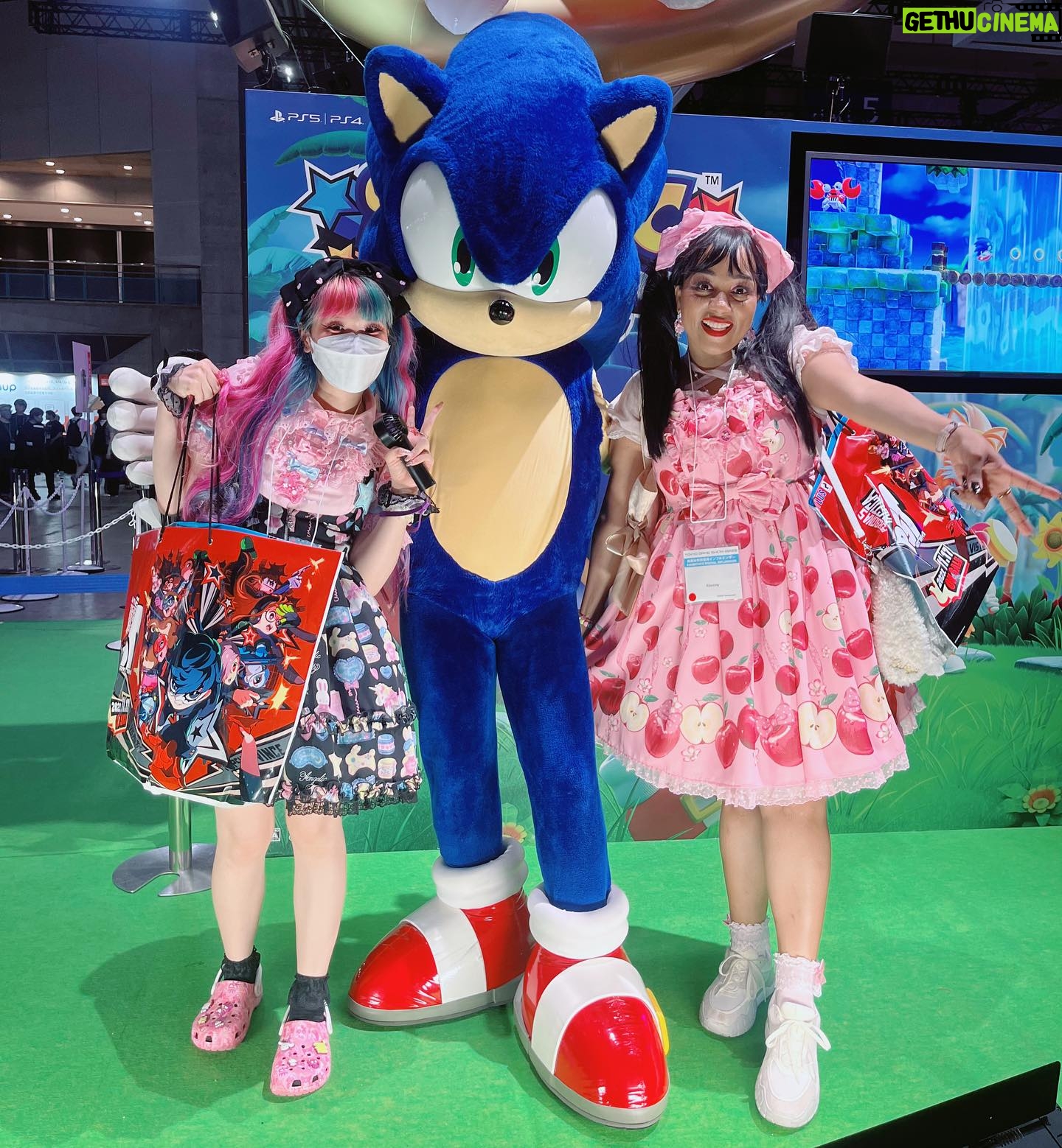 Ebony Bowens - 308 Likes - The frilly girls did Tokyo Game Show today 🎀 Thanks for the super fun day! @samanthajeka @bububun @eevee 🩷 Still can’t believe we bumped into FFXIV’sGlobal Community Producer Toshio Murouchi casually chillin at the Square Enix area 🤍✨And Sonic waving us down for a pic as we walked by Sega booth like hello?? We should be waving you down you absolute icon?? 💙 And finally Chiitan was the best chaotic cutie 😂
#tokyogameshow #tokyogameshow2023 #tgs2023 #eglcommunity #angelicpretty #blacklolita #sweetlolitafashion #kawaiifashion