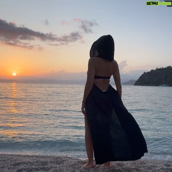 Ebru Akel - 64.3K Likes - Sunset mi dediniz 🌅 benden sorulur!🧡
