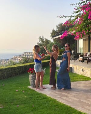 Ebru Akel Instagram - Paylaşmak en güzeli ..
Hele de sevdlklerlnlzle olunca ……