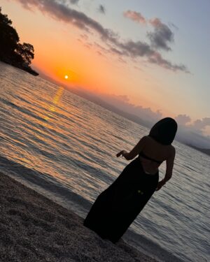 Ebru Akel Instagram - Sunset mi dediniz 🌅 benden sorulur!🧡