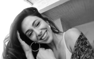 Ebru Aytemur Instagram - Neye guldugumu asla hatirlamadigim, zaten hatirlasam da bi oneminin olmadigi bu foto araciligiyla dogum gunumu kutlayan herkese tesekkur ederim 🤗🌹