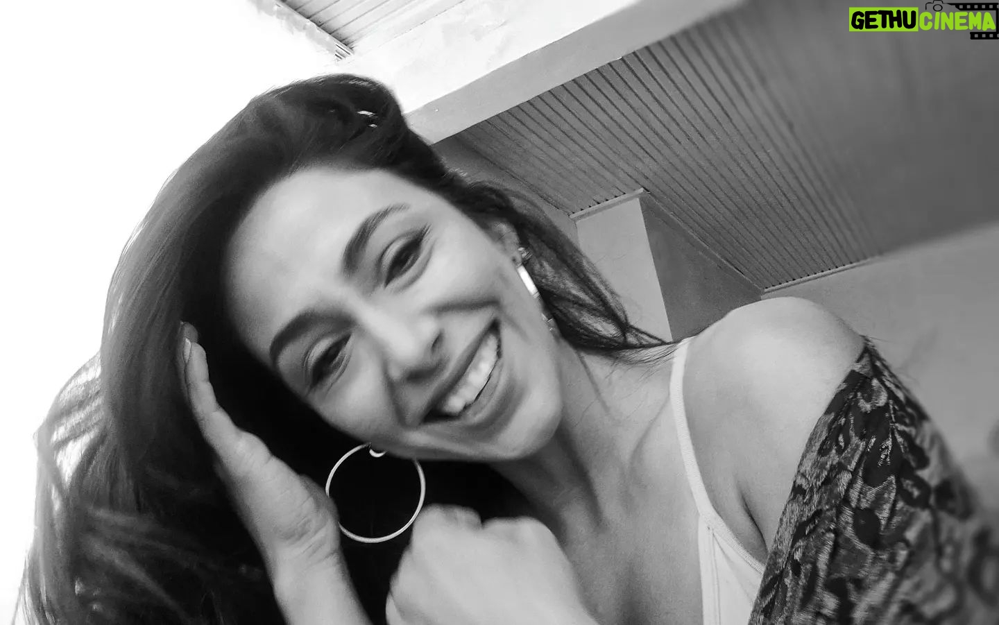 Ebru Aytemur - 3 Likes - Neye guldugumu asla hatirlamadigim, zaten hatirlasam da bi oneminin olmadigi bu foto araciligiyla dogum gunumu kutlayan herkese tesekkur ederim 🤗🌹