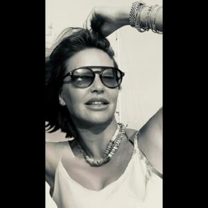 Ebru Gürsoy Instagram - Bi anda şöyle bi yaz gelmesi yok mu (euronun hayallerimizin ötesine düşmesi  beyni evde bırakmacalı) #vacay #vacaymode #vacayvibes #summer #summertime #summerslay #vacationgoals #bohemechic #lifestyle