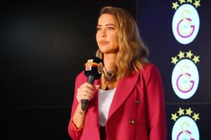 Ebru Gürsoy Instagram - Sponsorluklarına bir yenisini daha ekleyen kulübümüz, Başkent İnşaat ile yeni bir anlaşmaya imza attı. İmza töreninden kareler #işlergüçler #yayınlarçekimler 🎬 @yalcinsamett_ @fatmaergs