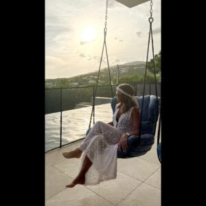 Ebru Gürsoy Instagram - Bi anda şöyle bi yaz gelmesi yok mu (euronun hayallerimizin ötesine düşmesi  beyni evde bırakmacalı) #vacay #vacaymode #vacayvibes #summer #summertime #summerslay #vacationgoals #bohemechic #lifestyle