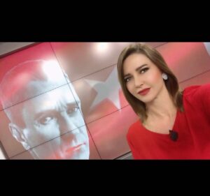 Ebru Gürsoy Instagram - Cumhuriyet'imizin 100. Yılı kutlu olsun. Ulu önder, eşsiz lider Mustafa Kemal Atatürk'e, çalışma ve silah arkadaşlarına minnetle. Gittiğim en güzel yolum, en doğru yönüm, sonsuza dek sözümsün. #cumhuriyet100yaşında