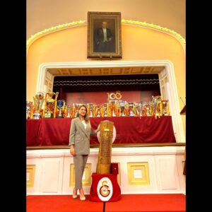 Ebru Gürsoy Instagram - Galatasaray Spor Kulübü’nün 118. Kuruluş yıldönümü töreninde dün ufak bir rahatsızlık geçirdim. Sunumu tamamlayamadım. Arayan soran yanımda olan herkese teşekkür ederim. Her şeyin başı sağlık, kendine iyi bakmakla başlıyor iyi bir hayat. Herkese sağlık sıhhat dilerim. #işlergüçler #yayınlarçekimler 🎬 @fatmaergs @yalcinsamett_ 🙏🏼