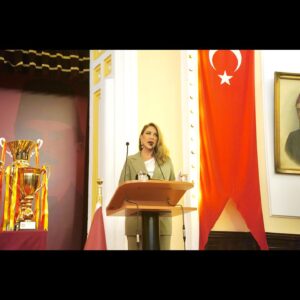 Ebru Gürsoy Instagram - Galatasaray Spor Kulübü’nün 118. Kuruluş yıldönümü töreninde dün ufak bir rahatsızlık geçirdim. Sunumu tamamlayamadım. Arayan soran yanımda olan herkese teşekkür ederim. Her şeyin başı sağlık, kendine iyi bakmakla başlıyor iyi bir hayat. Herkese sağlık sıhhat dilerim. #işlergüçler #yayınlarçekimler 🎬 @fatmaergs @yalcinsamett_ 🙏🏼