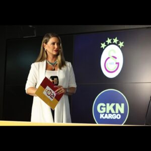 Ebru Gürsoy Instagram - Türkiye’de ilklerin ve enlerin kulübü Galatasaray, kurumsal kargo çözümlerinin öncü firmalarından GKN Kargo ile var olan iş birliğini güçlendirdi. GKN Kargo ile yapılan yeni anlaşmaya göre Galatasaray Futbol Takımı antrenman ekipmanlarının sırtında GKN Kargo logosu yer alacak. #işlergüçler #yayınlarçekimler #sunum #lansman #galatasaray #gknkargo 🎬 @fatmaergs