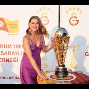 Ebru Gürsoy Instagram - 23. şampiyonluğumuzu Bodrum’da Sayın Başkan Dursun Özbek ve kıymetli eşi Mesude Hn.ın da katılımıyla doyasıya kutladık. Gecede görevimizin başındaydık. Organizasyonun ev sahibi Sevgili @cankatboylu ve eşi @gamzeboylu_ ‘ya şık davetleri ve içten yakınlıkları için teşekkür ederim. Daha nice kupa kutlamalarında hep birlikte olmak dileğiyle… Bodrum Galatasaray’ın evidir, Bitez kalbidir💛❤️ 
🎬 @fatmaergs