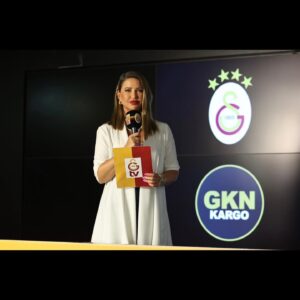 Ebru Gürsoy Instagram - Türkiye’de ilklerin ve enlerin kulübü Galatasaray, kurumsal kargo çözümlerinin öncü firmalarından GKN Kargo ile var olan iş birliğini güçlendirdi. GKN Kargo ile yapılan yeni anlaşmaya göre Galatasaray Futbol Takımı antrenman ekipmanlarının sırtında GKN Kargo logosu yer alacak. #işlergüçler #yayınlarçekimler #sunum #lansman #galatasaray #gknkargo 🎬 @fatmaergs